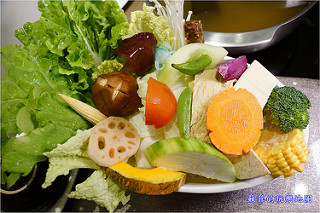 台北東區涮涮鍋/ 捷運國父紀念館站~ 大初SHABU SHABU 雙人餐大挑戰50oz 巨無霸肉盤就是狂!