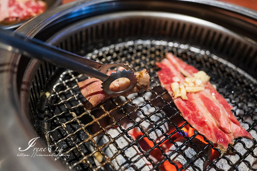 蘆洲好吃日韓燒肉就是它！滿滿大蒜和鹽蔥捲入肉片爆好吃，起司地瓜、起司芋頭拜託一定要吃 @Irene's 食旅．時旅