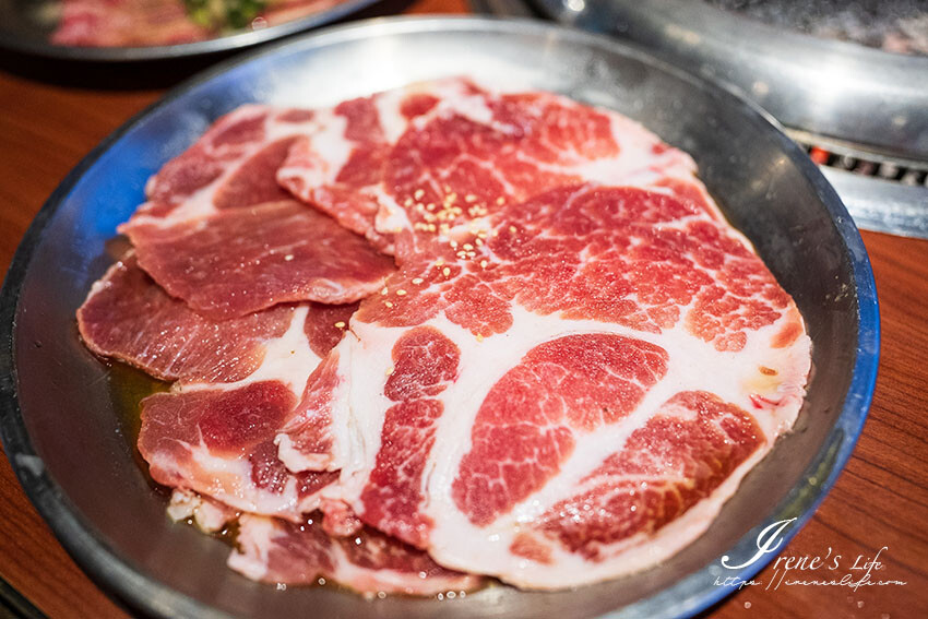 蘆洲好吃日韓燒肉就是它！滿滿大蒜和鹽蔥捲入肉片爆好吃，起司地瓜、起司芋頭拜託一定要吃 @Irene's 食旅．時旅