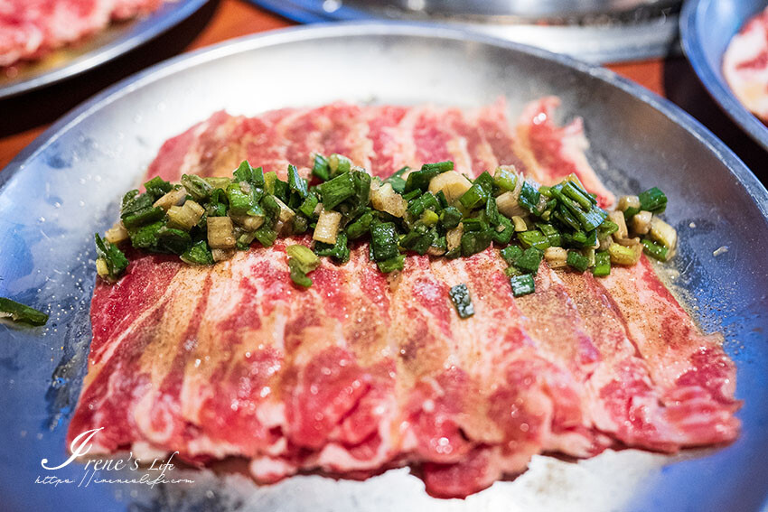 蘆洲好吃日韓燒肉就是它！滿滿大蒜和鹽蔥捲入肉片爆好吃，起司地瓜、起司芋頭拜託一定要吃 @Irene's 食旅．時旅