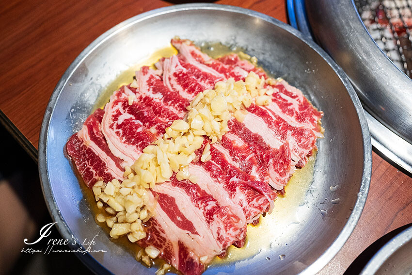 蘆洲好吃日韓燒肉就是它！滿滿大蒜和鹽蔥捲入肉片爆好吃，起司地瓜、起司芋頭拜託一定要吃 @Irene's 食旅．時旅
