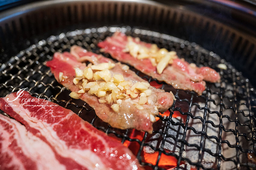蘆洲好吃日韓燒肉就是它！滿滿大蒜和鹽蔥捲入肉片爆好吃，起司地瓜、起司芋頭拜託一定要吃 @Irene's 食旅．時旅