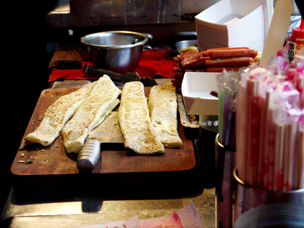 三喜蛋餅((原阿Q蛋餅))：隱身一中商圈古早味早餐，一天的活力就由這份量十足的蛋餅展開吧。