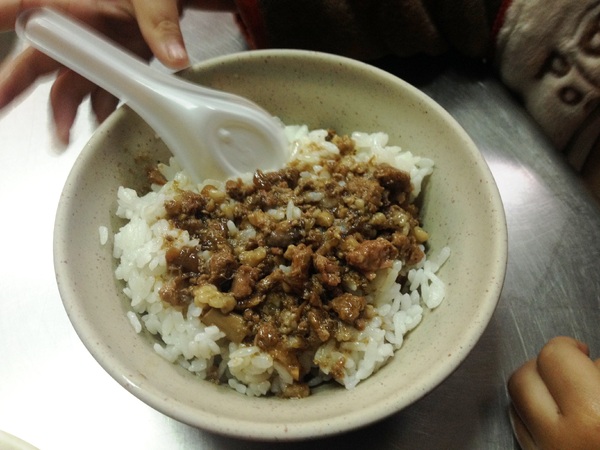 太平臭豆腐：[台中西區]平價好吃的麵店，對面就是最近很火紅的動漫巷!