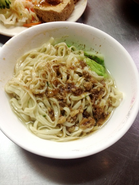 太平臭豆腐：[台中西區]平價好吃的麵店，對面就是最近很火紅的動漫巷!