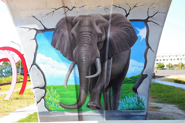 龍燈公園：  【彰化員林景點】龍燈公園九柱3D彩繪圖~心形腳踏車造型座椅，愛心拱門隧道，適合親子及情侶來休閒散步運動