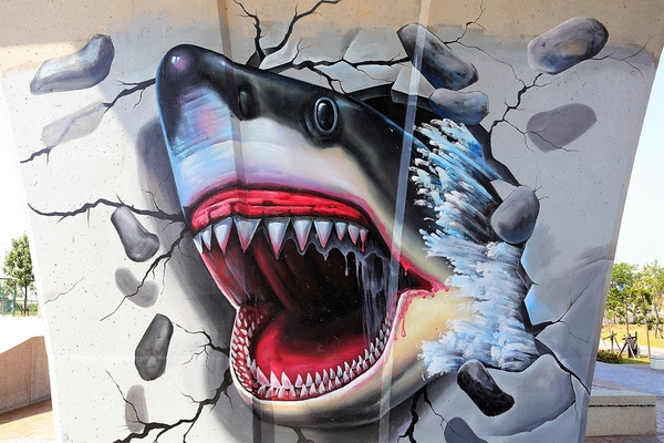 龍燈公園：  【彰化員林景點】龍燈公園九柱3D彩繪圖~心形腳踏車造型座椅，愛心拱門隧道，適合親子及情侶來休閒散步運動