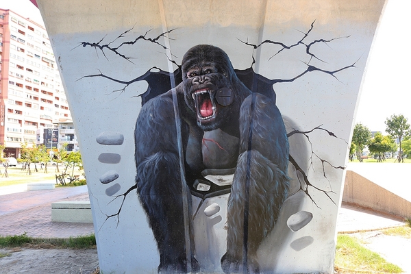 龍燈公園：  【彰化員林景點】龍燈公園九柱3D彩繪圖~心形腳踏車造型座椅，愛心拱門隧道，適合親子及情侶來休閒散步運動