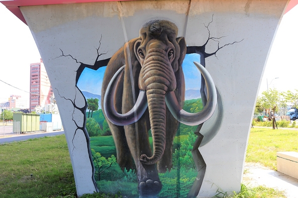 龍燈公園：  【彰化員林景點】龍燈公園九柱3D彩繪圖~心形腳踏車造型座椅，愛心拱門隧道，適合親子及情侶來休閒散步運動