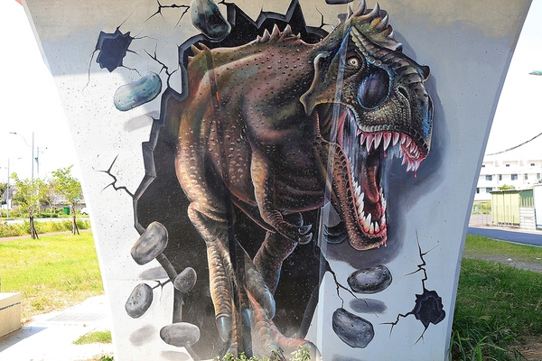 龍燈公園：  【彰化員林景點】龍燈公園九柱3D彩繪圖~心形腳踏車造型座椅，愛心拱門隧道，適合親子及情侶來休閒散步運動