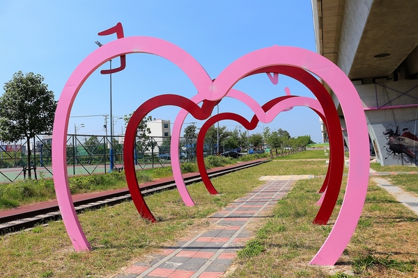 龍燈公園：  【彰化員林景點】龍燈公園九柱3D彩繪圖~心形腳踏車造型座椅，愛心拱門隧道，適合親子及情侶來休閒散步運動