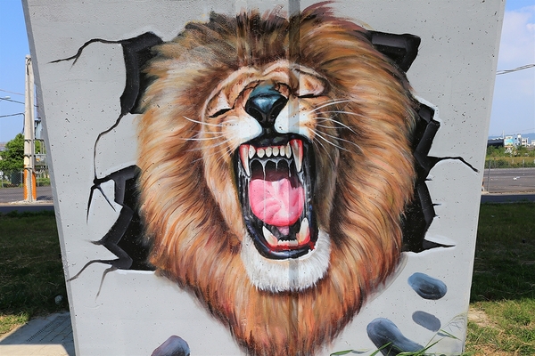 龍燈公園：  【彰化員林景點】龍燈公園九柱3D彩繪圖~心形腳踏車造型座椅，愛心拱門隧道，適合親子及情侶來休閒散步運動