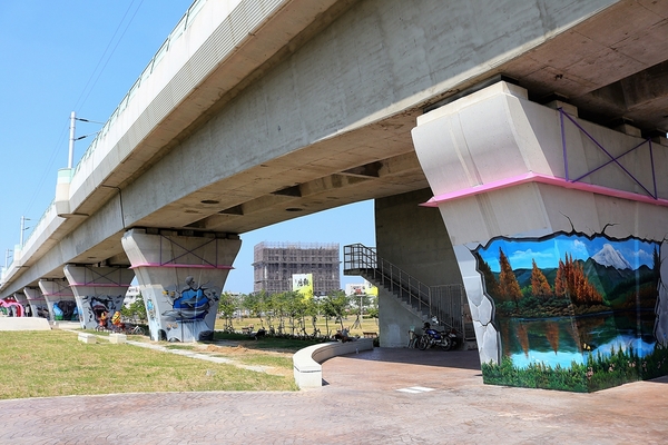 龍燈公園：  【彰化員林景點】龍燈公園九柱3D彩繪圖~心形腳踏車造型座椅，愛心拱門隧道，適合親子及情侶來休閒散步運動