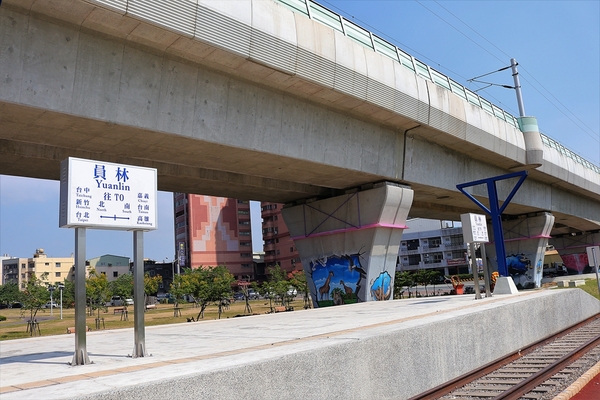 龍燈公園：  【彰化員林景點】龍燈公園九柱3D彩繪圖~心形腳踏車造型座椅，愛心拱門隧道，適合親子及情侶來休閒散步運動