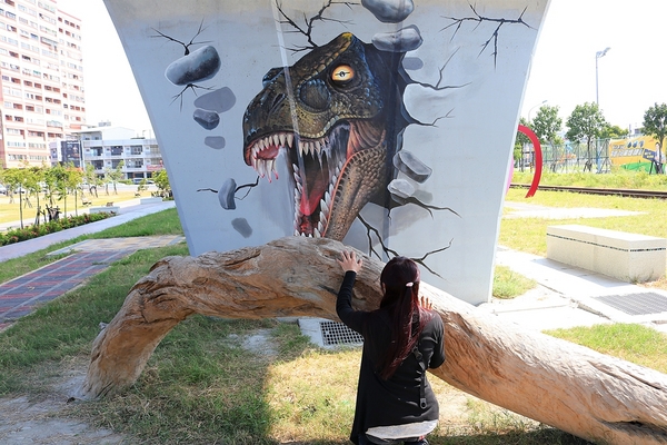 龍燈公園：  【彰化員林景點】龍燈公園九柱3D彩繪圖~心形腳踏車造型座椅，愛心拱門隧道，適合親子及情侶來休閒散步運動