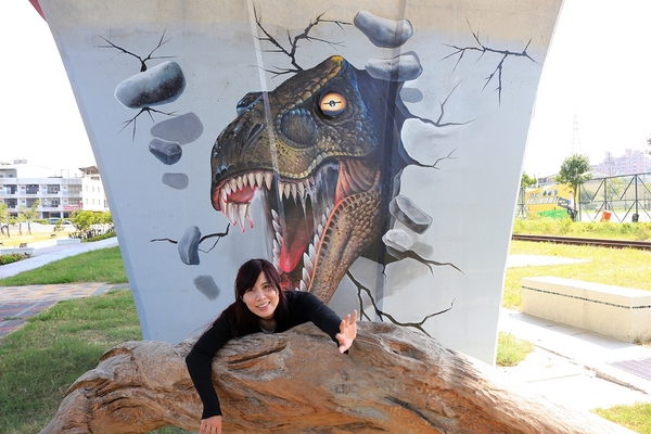 龍燈公園：  【彰化員林景點】龍燈公園九柱3D彩繪圖~心形腳踏車造型座椅，愛心拱門隧道，適合親子及情侶來休閒散步運動