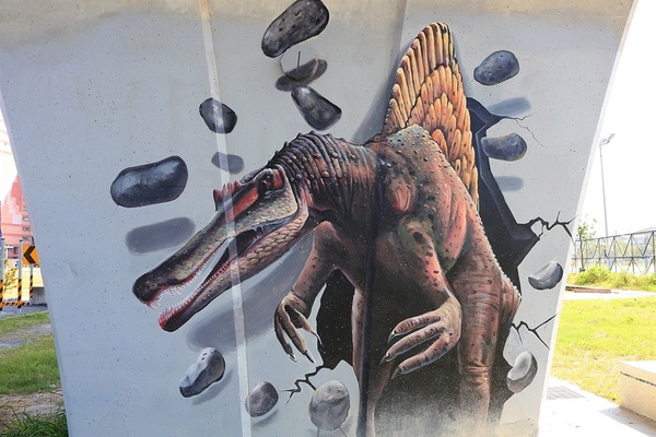 龍燈公園：  【彰化員林景點】龍燈公園九柱3D彩繪圖~心形腳踏車造型座椅，愛心拱門隧道，適合親子及情侶來休閒散步運動