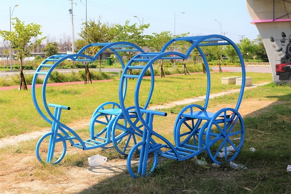 龍燈公園：  【彰化員林景點】龍燈公園九柱3D彩繪圖~心形腳踏車造型座椅，愛心拱門隧道，適合親子及情侶來休閒散步運動