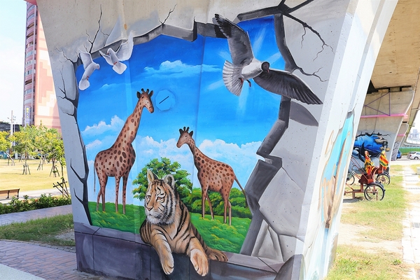 龍燈公園：  【彰化員林景點】龍燈公園九柱3D彩繪圖~心形腳踏車造型座椅，愛心拱門隧道，適合親子及情侶來休閒散步運動