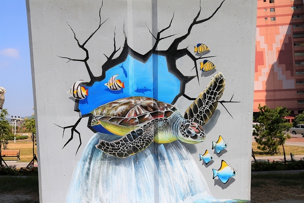 龍燈公園：  【彰化員林景點】龍燈公園九柱3D彩繪圖~心形腳踏車造型座椅，愛心拱門隧道，適合親子及情侶來休閒散步運動