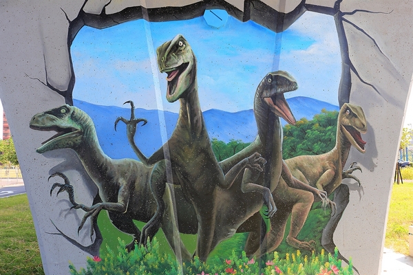 龍燈公園：  【彰化員林景點】龍燈公園九柱3D彩繪圖~心形腳踏車造型座椅，愛心拱門隧道，適合親子及情侶來休閒散步運動