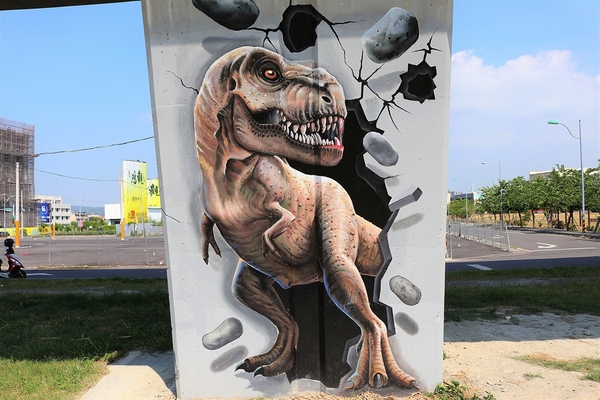 龍燈公園：  【彰化員林景點】龍燈公園九柱3D彩繪圖~心形腳踏車造型座椅，愛心拱門隧道，適合親子及情侶來休閒散步運動