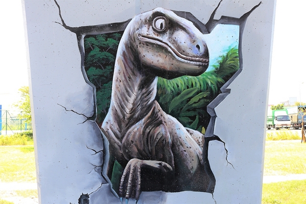 龍燈公園：  【彰化員林景點】龍燈公園九柱3D彩繪圖~心形腳踏車造型座椅，愛心拱門隧道，適合親子及情侶來休閒散步運動