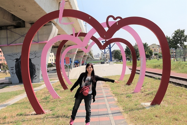 龍燈公園：  【彰化員林景點】龍燈公園九柱3D彩繪圖~心形腳踏車造型座椅，愛心拱門隧道，適合親子及情侶來休閒散步運動