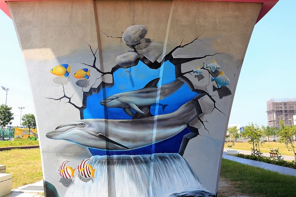 龍燈公園：  【彰化員林景點】龍燈公園九柱3D彩繪圖~心形腳踏車造型座椅，愛心拱門隧道，適合親子及情侶來休閒散步運動