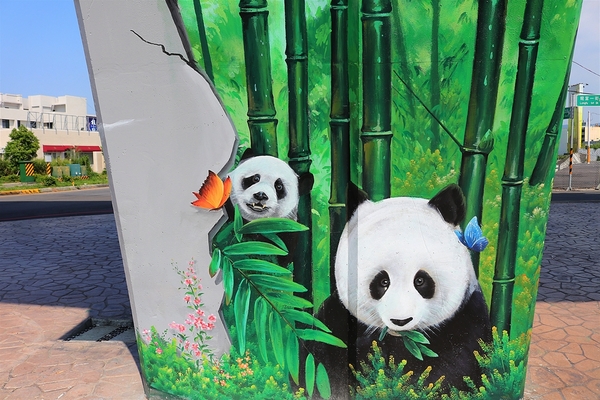 龍燈公園：  【彰化員林景點】龍燈公園九柱3D彩繪圖~心形腳踏車造型座椅，愛心拱門隧道，適合親子及情侶來休閒散步運動