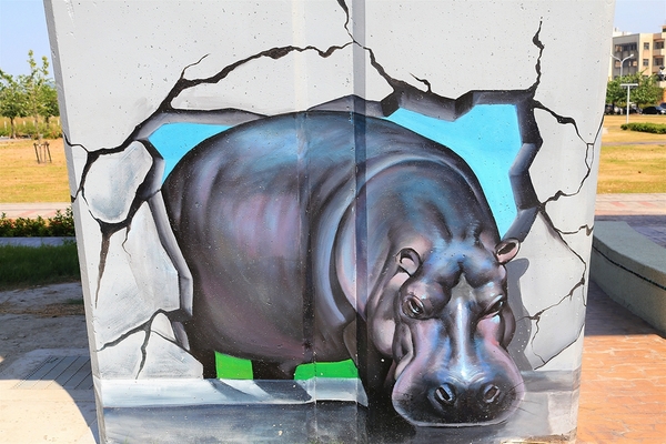 龍燈公園：  【彰化員林景點】龍燈公園九柱3D彩繪圖~心形腳踏車造型座椅，愛心拱門隧道，適合親子及情侶來休閒散步運動