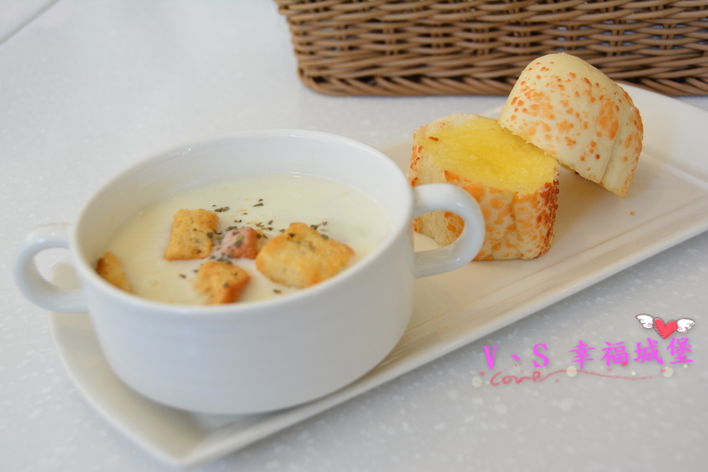 【板橋美食】捷運新埔站 Oyami cafe ~ 想跟姊妹一同身在夢幻城堡裡,享受義式下午茶時光,鬆餅、義大利麵...眾多餐點滿足你的嘴巴(二訪)