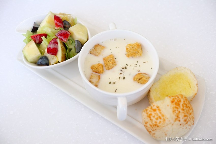 【板橋下午茶】OYAMI CAFE新埔店｜近捷運新埔站下午茶約會享受義式時光甜點鬆餅排餐義大利麵一次滿足 - 卡夫卡愛旅行