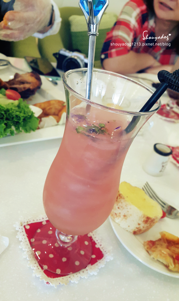 Oyami cafe(板橋店)：【複合式餐廳】板橋捷運新埔站美食 充滿夢幻少女心的Oyami Caf'e