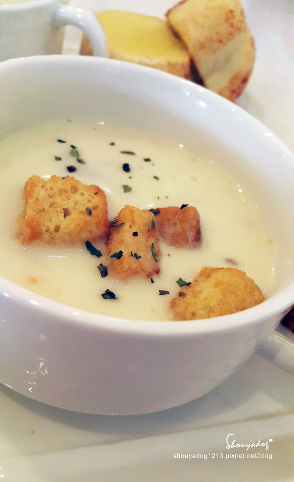 Oyami cafe(板橋店)：【複合式餐廳】板橋捷運新埔站美食 充滿夢幻少女心的Oyami Caf'e