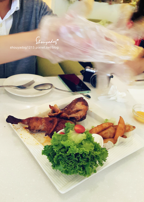 Oyami cafe(板橋店)：【複合式餐廳】板橋捷運新埔站美食 充滿夢幻少女心的Oyami Caf'e