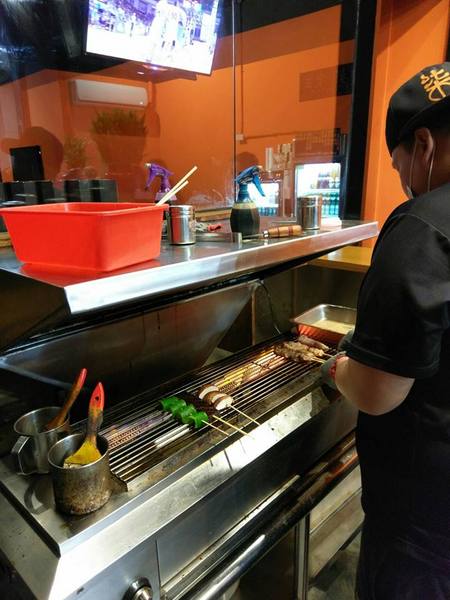 柒串燒屋-輔大店:柒串燒屋(輔大店)-新莊COSTCO和輔仁大學周邊的平價串燒 是小酌的好去處 外帶內用都方便的美食