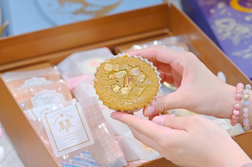 台中超豪華中秋限定雙層禮盒 9種中西甜點大滿足 堅持手工職人製作/月之戀人