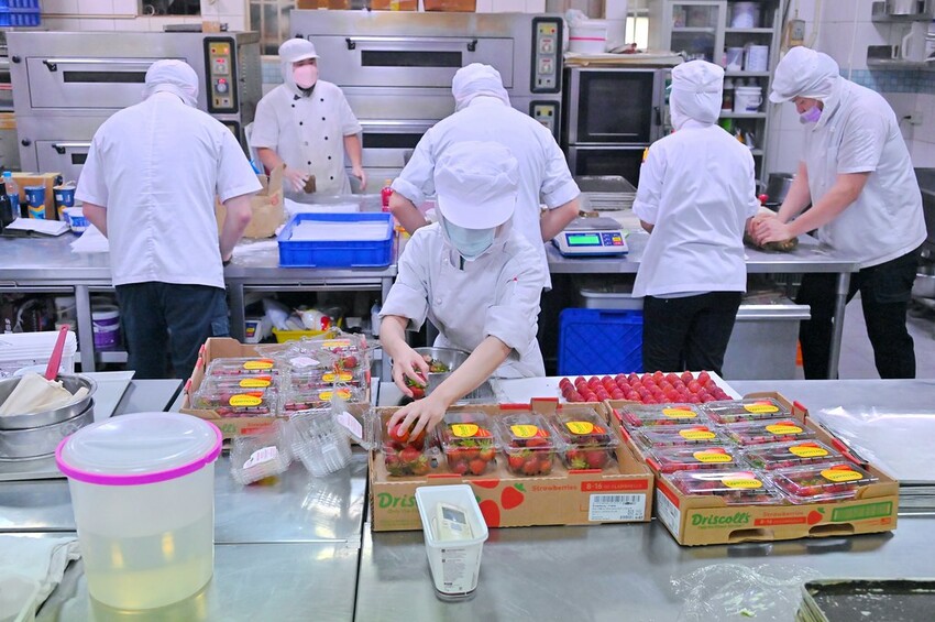 台中超豪華中秋限定雙層禮盒 9種中西甜點大滿足 堅持手工職人製作/月之戀人