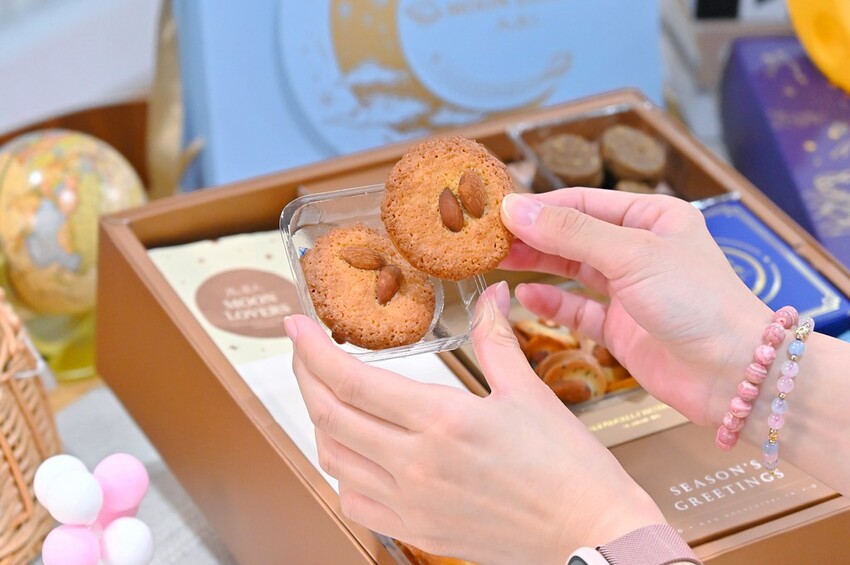 台中超豪華中秋限定雙層禮盒 9種中西甜點大滿足 堅持手工職人製作/月之戀人