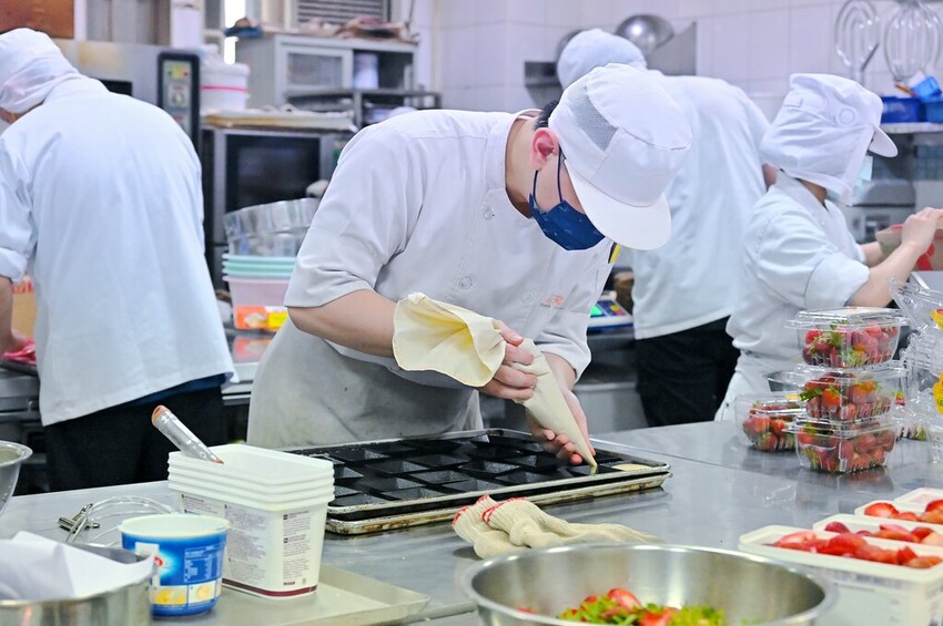 台中超豪華中秋限定雙層禮盒 9種中西甜點大滿足 堅持手工職人製作/月之戀人