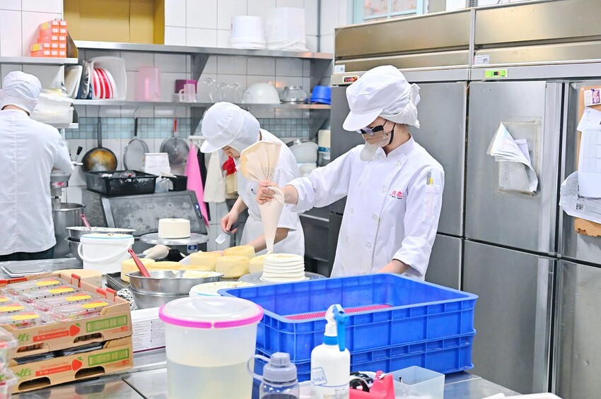 台中超豪華中秋限定雙層禮盒 9種中西甜點大滿足 堅持手工職人製作/月之戀人
