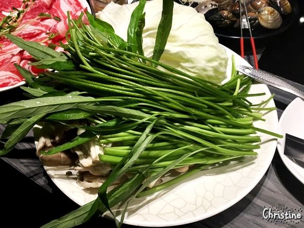 【台北。美食】大安區 / 好食多涮涮鍋,大安店,超級大份量的肉盤,平價的高級肉盤,菜盤可換全蔬食,提供外帶,近捷運忠孝復興站