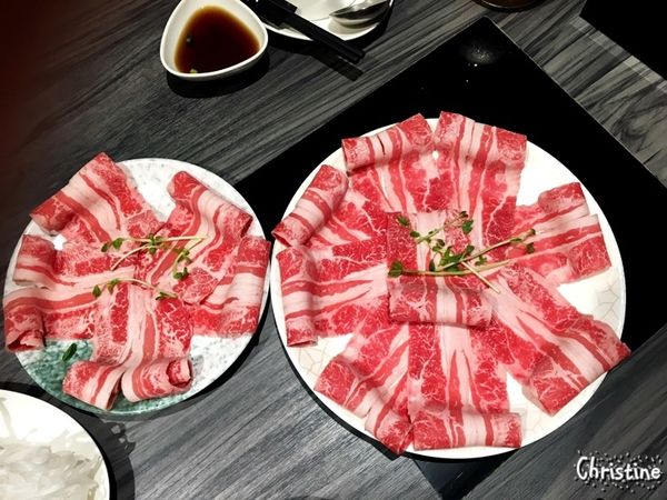 【台北。美食】大安區 / 好食多涮涮鍋,大安店,超級大份量的肉盤,平價的高級肉盤,菜盤可換全蔬食,提供外帶,近捷運忠孝復興站