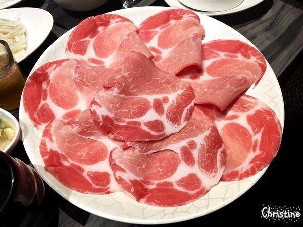 【台北。美食】大安區 / 好食多涮涮鍋,大安店,超級大份量的肉盤,平價的高級肉盤,菜盤可換全蔬食,提供外帶,近捷運忠孝復興站