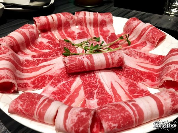 【台北。美食】大安區 / 好食多涮涮鍋,大安店,超級大份量的肉盤,平價的高級肉盤,菜盤可換全蔬食,提供外帶,近捷運忠孝復興站