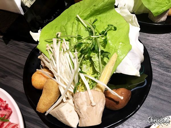 【台北。美食】大安區 / 好食多涮涮鍋,大安店,超級大份量的肉盤,平價的高級肉盤,菜盤可換全蔬食,提供外帶,近捷運忠孝復興站