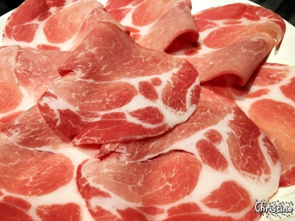 【台北。美食】大安區 / 好食多涮涮鍋,大安店,超級大份量的肉盤,平價的高級肉盤,菜盤可換全蔬食,提供外帶,近捷運忠孝復興站