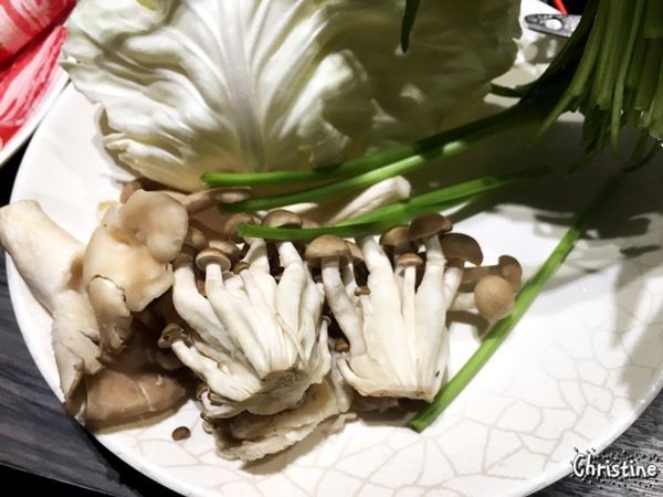 【台北。美食】大安區 / 好食多涮涮鍋,大安店,超級大份量的肉盤,平價的高級肉盤,菜盤可換全蔬食,提供外帶,近捷運忠孝復興站