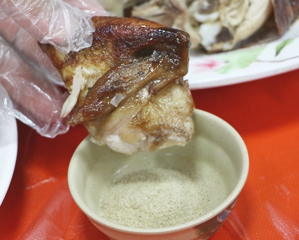 屏東 佳冬。林俊逸的鋼管雞，烤雞專家 x 路經墾丁必吃美食